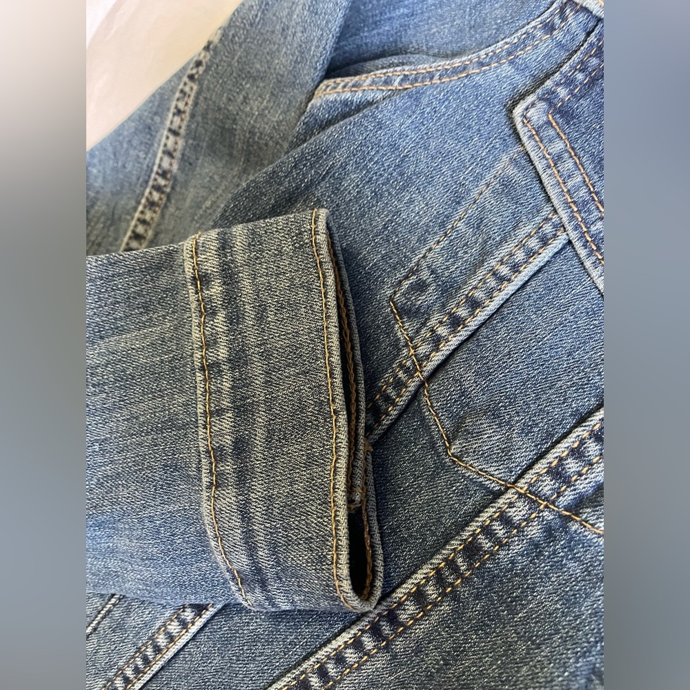 ⭐️Host Pick⭐️ Levi’s Classic Denim Trucker Jacket Slim fit Women’s Small NWOT - Picture 12 of 16